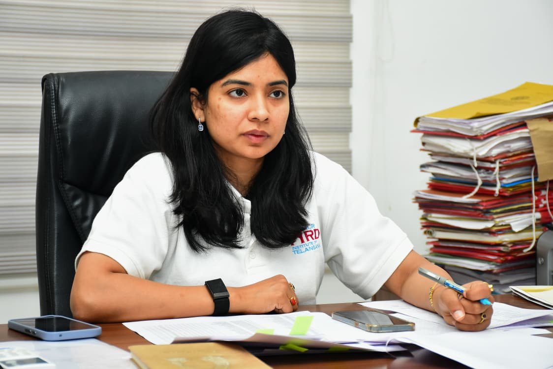రైస్ మిల్లులు, గోదాముల్లో అన్ లోడింగ్ వేగంగా చేయాలి  జిల్లా కలెక్టర్ గరిమ అగ్రవాల్
